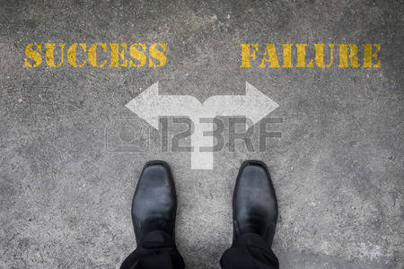 43120425-zwarte-schoenen-heeft-een-beslissing-te-maken-op-het-kruispunt--succes-of-falen